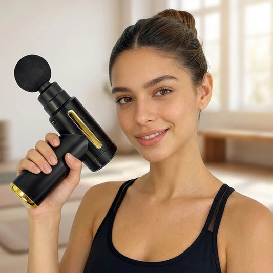 Mulher segurando massageador ergonômico e compacto para rotina de autocuidado Loja Morela