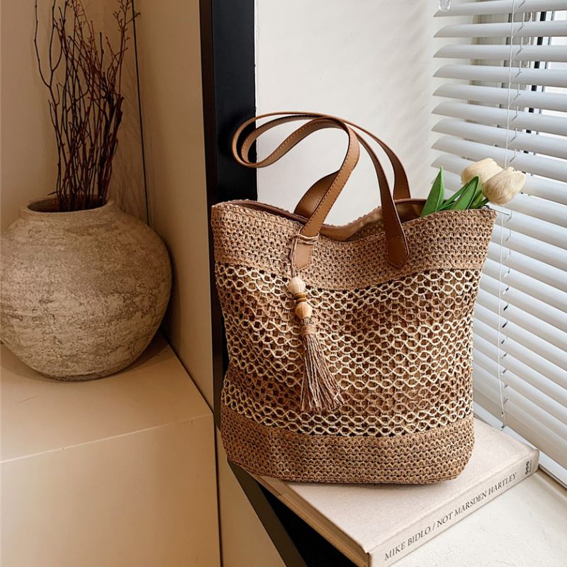 Bolsa de Palha Caqui, feita à mão da Loja Morela, ideal para ir à praia e curtir o verão com elegância.