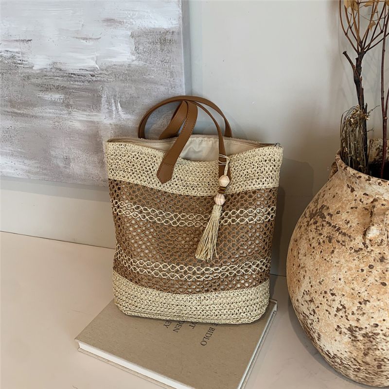 Bolsa de Palha Bege, feita à mão da Loja Morela, ideal para ir à praia e curtir o verão com elegância.