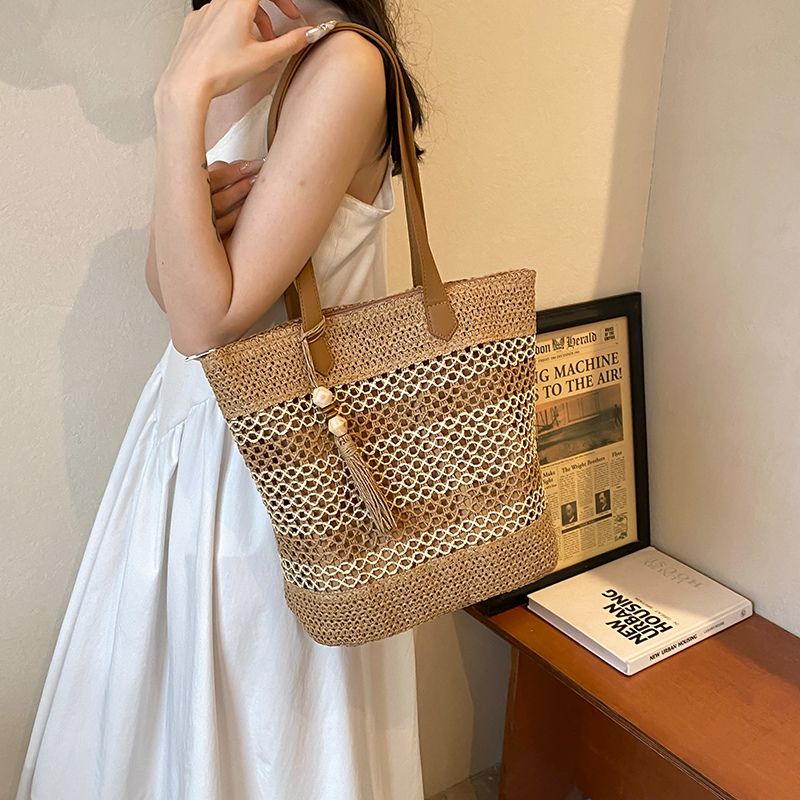 Bolsa de Palha feita à mão da Loja Morela, ideal para ir à praia e curtir o verão com elegância.