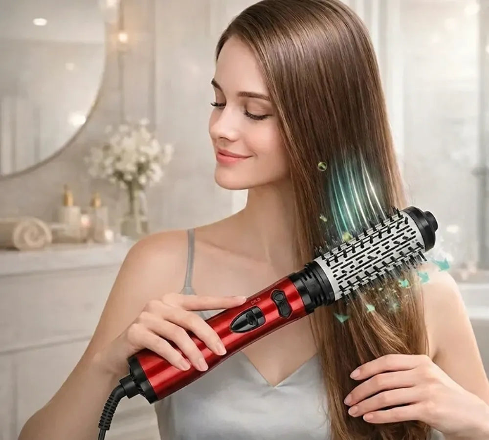 Mulher com cabelo liso e brilhante após usar a escova rotativa cerâmica - Loja Morela