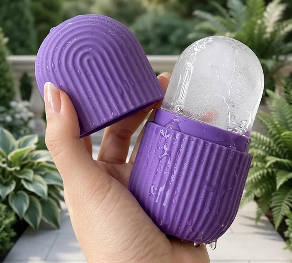Mão abrindo o massageador de silicone roxo revelando o molde de gelo pronto para uso Loja Morela
