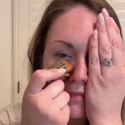 Mulher demonstrando o uso suave da escova massageadora facial na região das bochechas Loja Morela