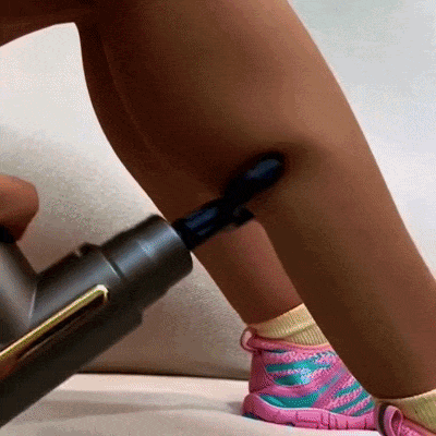 Movimento de massagem por percussão na região da panturrilha para recuperação muscular Loja Morela