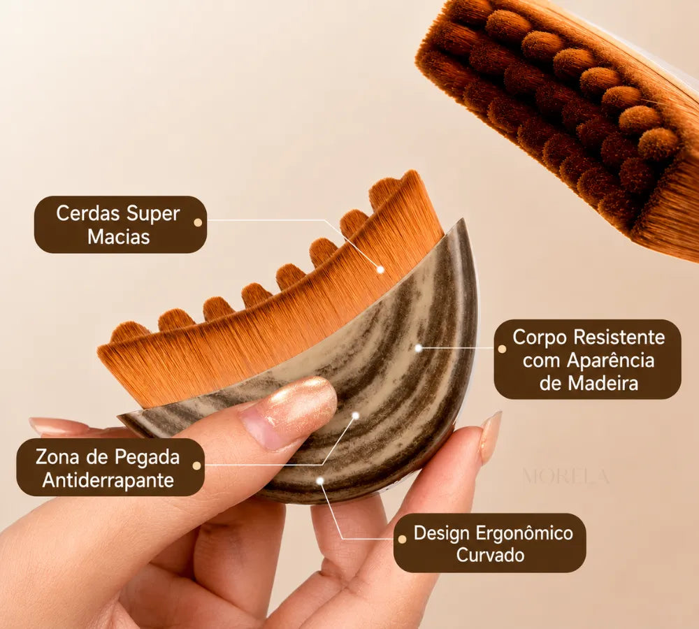 Mão segurando a escova facial destacando a pegada antiderrapante, cerdas super macias e corpo resistente Loja Morela