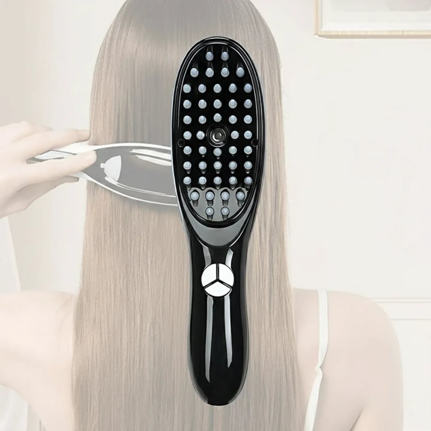 Aplicação da escova massageadora com tecnologia LED em cabelos longos para brilho e saúde - Loja Morela