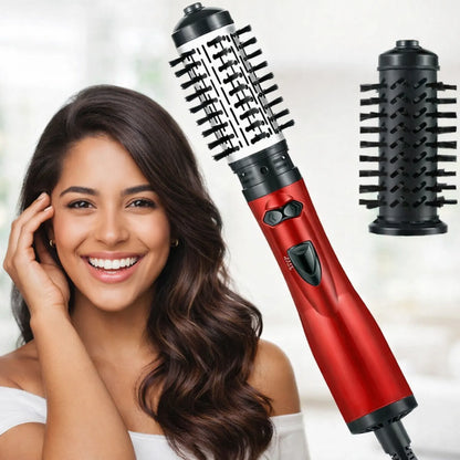 Mulher morena usando escova rotativa para modelar as ondas do cabelo - Loja Morela