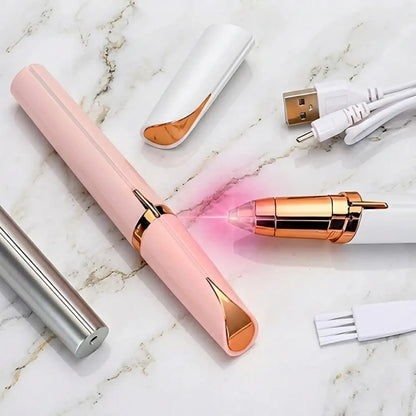Kit completo com caneta depiladora, cabo USB e escova de limpeza sobre fundo de mármore. Loja Morela