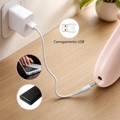 Lixador de pé elétrico conectado ao cabo de carregamento USB em uma mesa Loja Morela