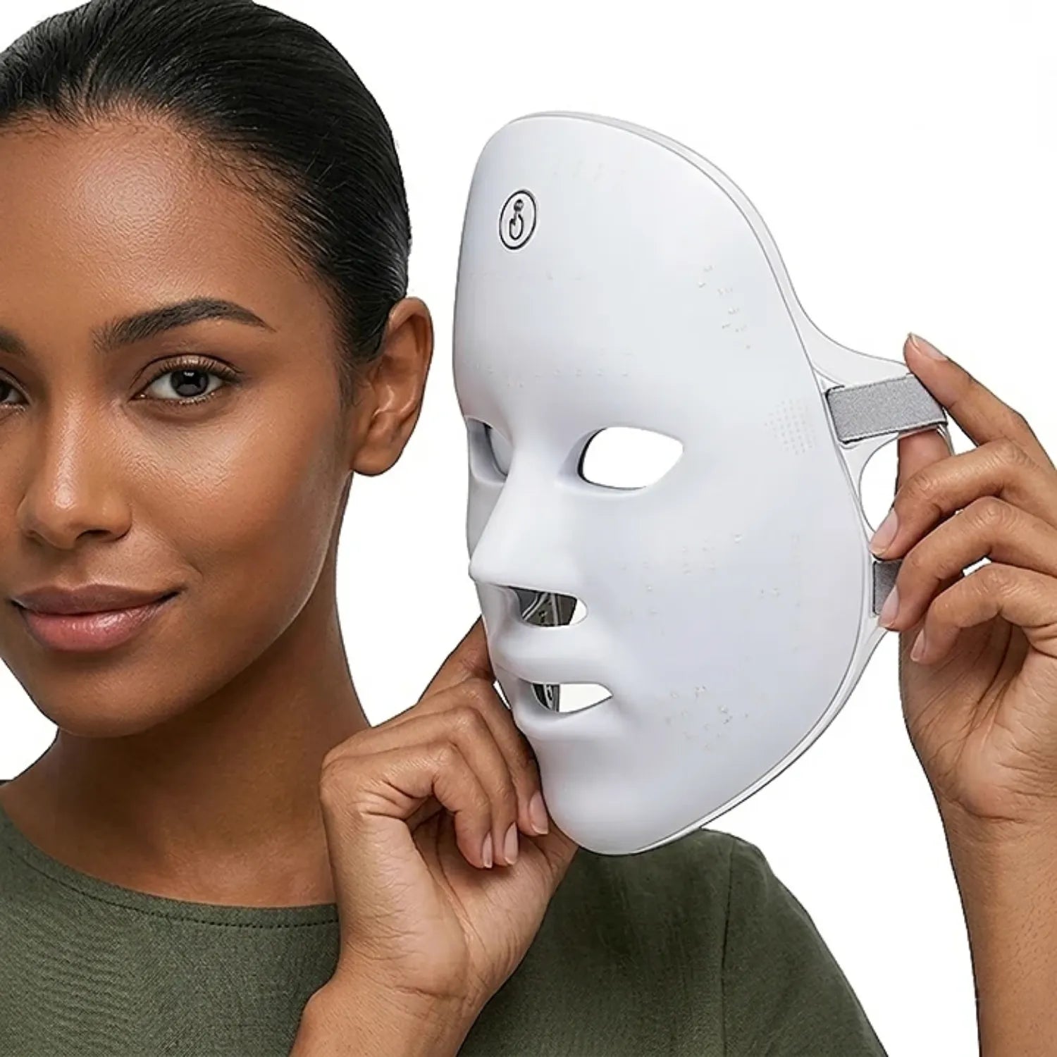 Mulher sorrindo segurando a máscara de LED facial branca para rotina de beleza Loja Morela