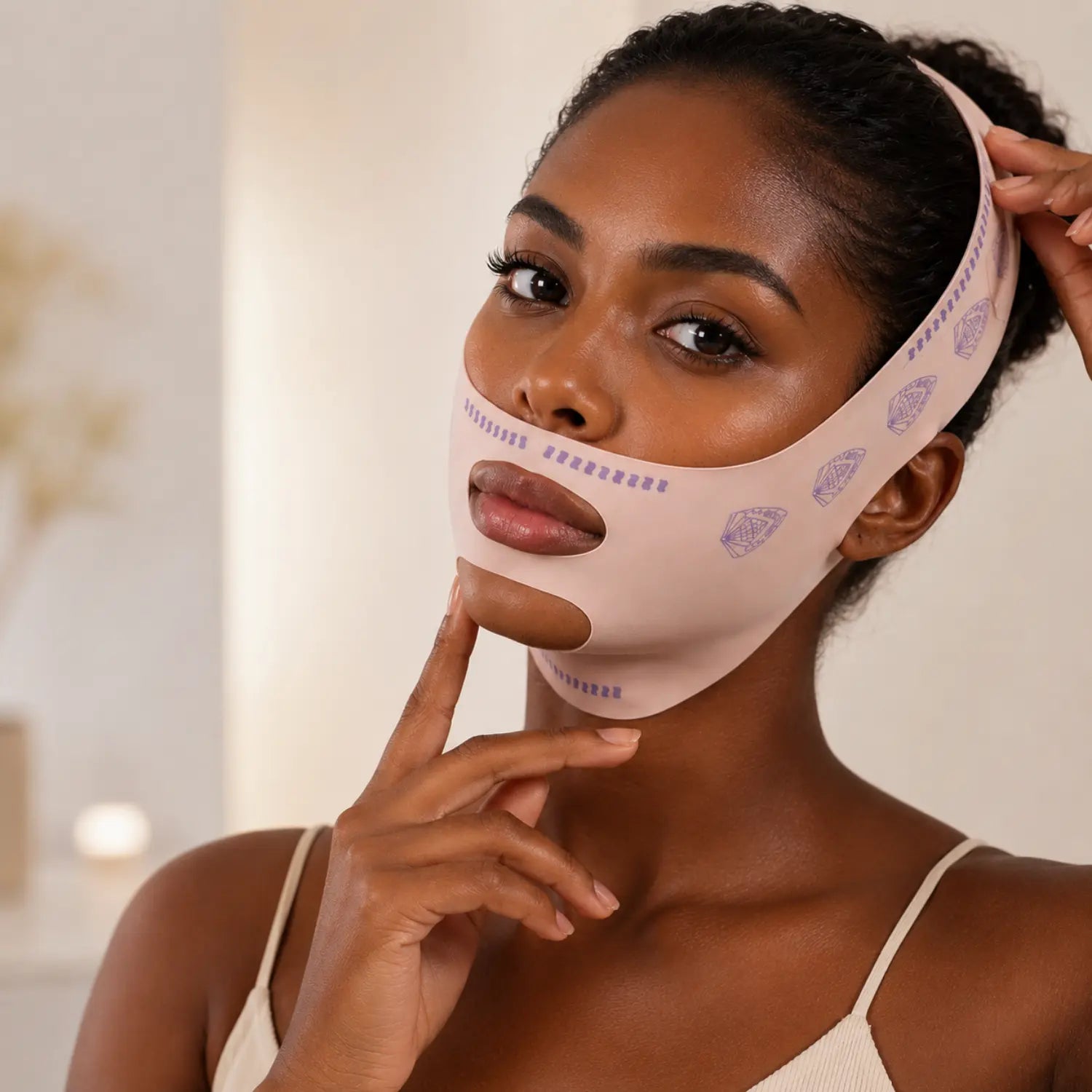 Mulher utilizando a máscara modeladora facial V-Line com ajuste na cabeça e apoio na região do queixo Loja Morela