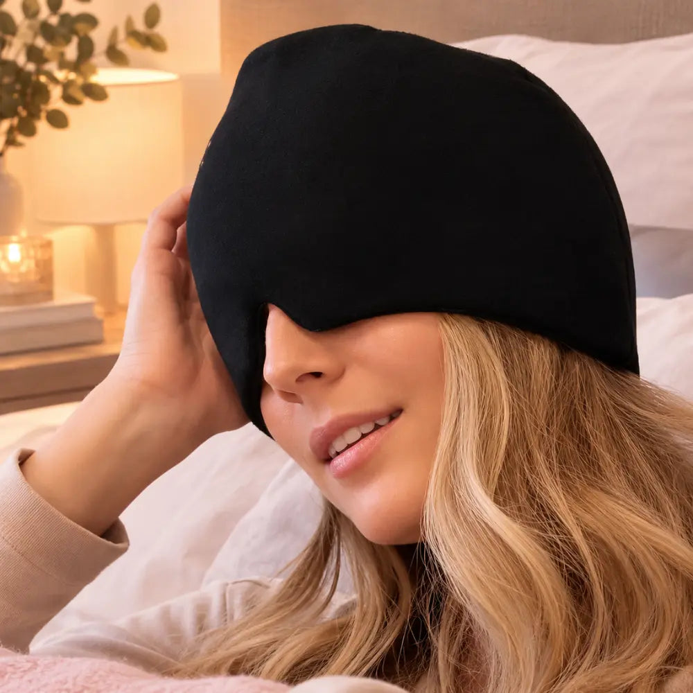 Mulher vista de perfil utilizando a touca de gel terapêutica preta ajustada à cabeça.