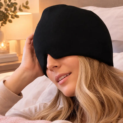 Mulher vista de perfil utilizando a touca de gel terapêutica preta ajustada à cabeça.