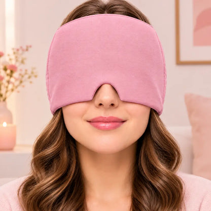 Close frontal de uma mulher utilizando a touca de gel terapêutica na cor rosa