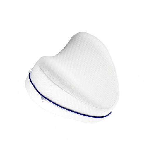 Travesseiro anatômico branco com friso azul em fundo branco, destacando seu formato ergonômico curvo para suporte de pernas e joelhos.